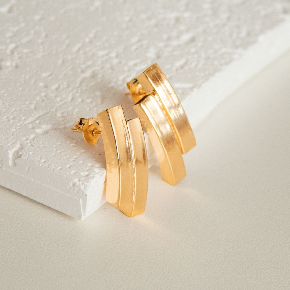 Meia argola de barrinha dupla folheada a ouro 18k