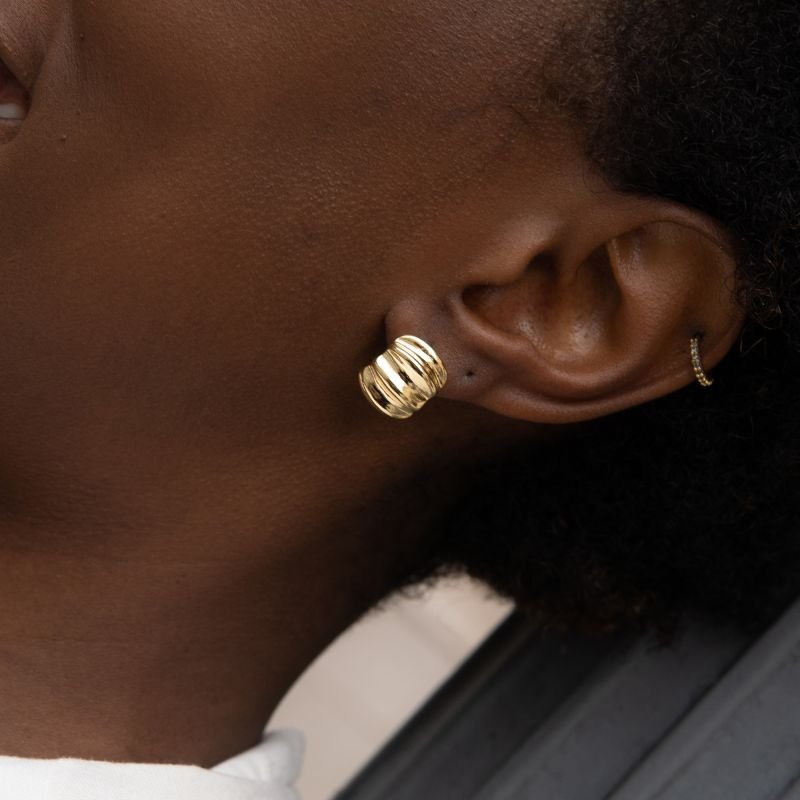 Meia argola de gomos folheada a ouro 18k