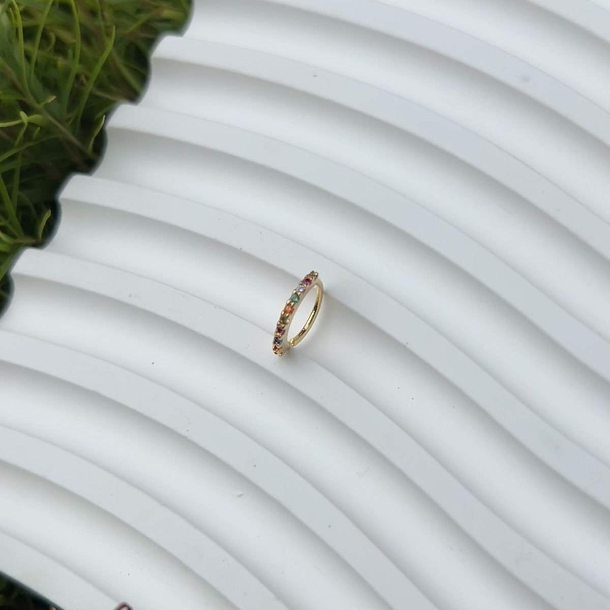 Piercing de furo cravejado com 10 zircônias coloridas folheado a ouro 18k