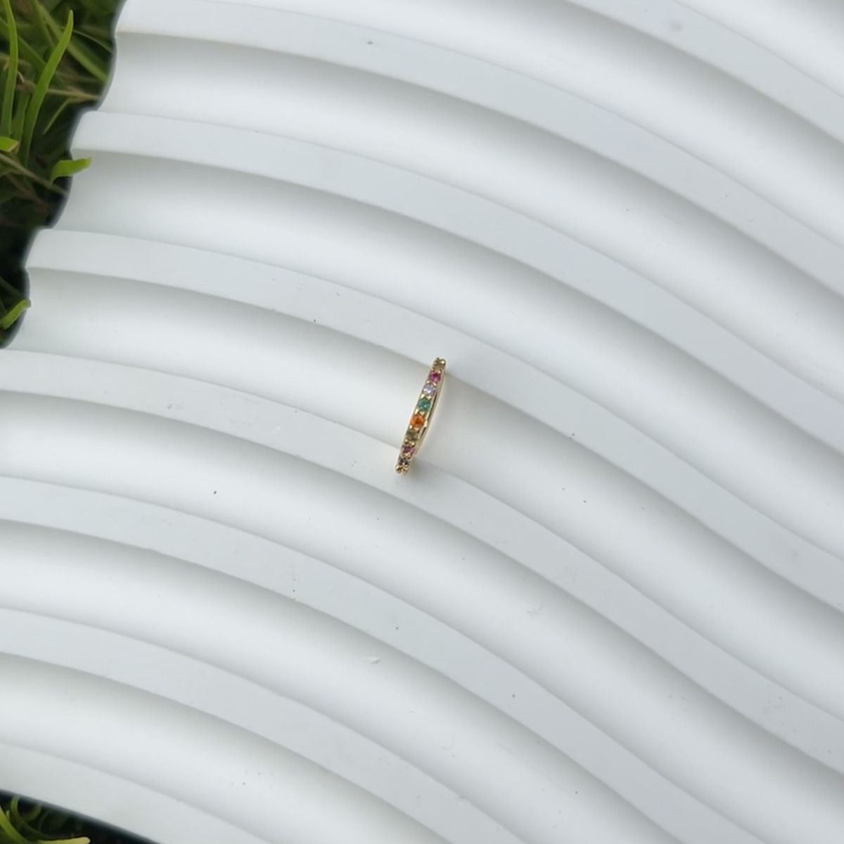 Piercing de furo cravejado com 10 zircônias coloridas folheado a ouro 18k