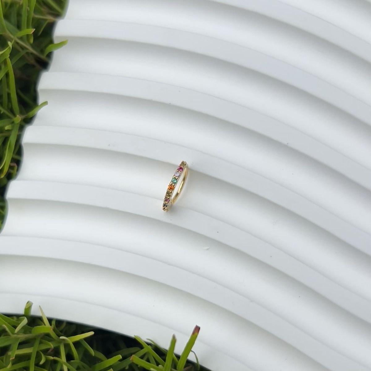 Piercing de furo cravejado com 10 zircônias coloridas folheado a ouro 18k