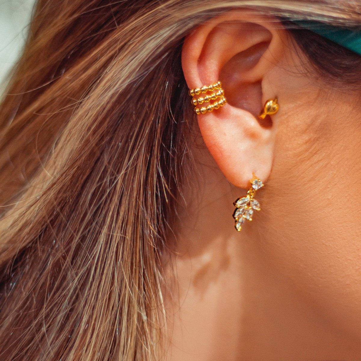 Piercing fake 3 linhas com bolinhas folheado a ouro 18k