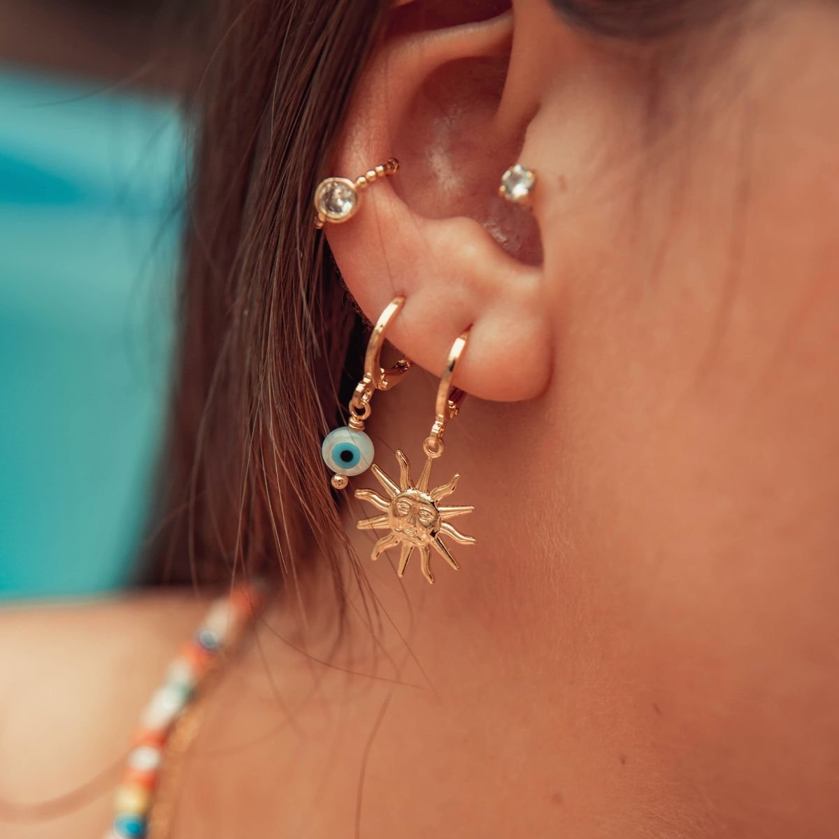 Piercing fake com um ponto de luz folheado a ouro 18k