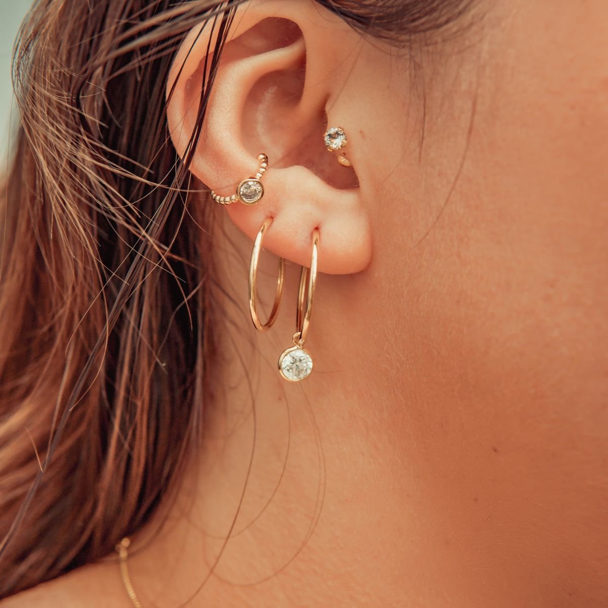 Piercing fake com um ponto de luz folheado a ouro 18k
