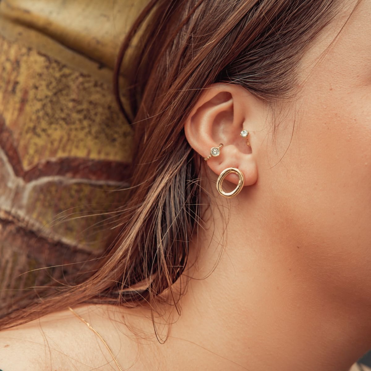 Piercing fake com um ponto de luz folheado a ouro 18k
