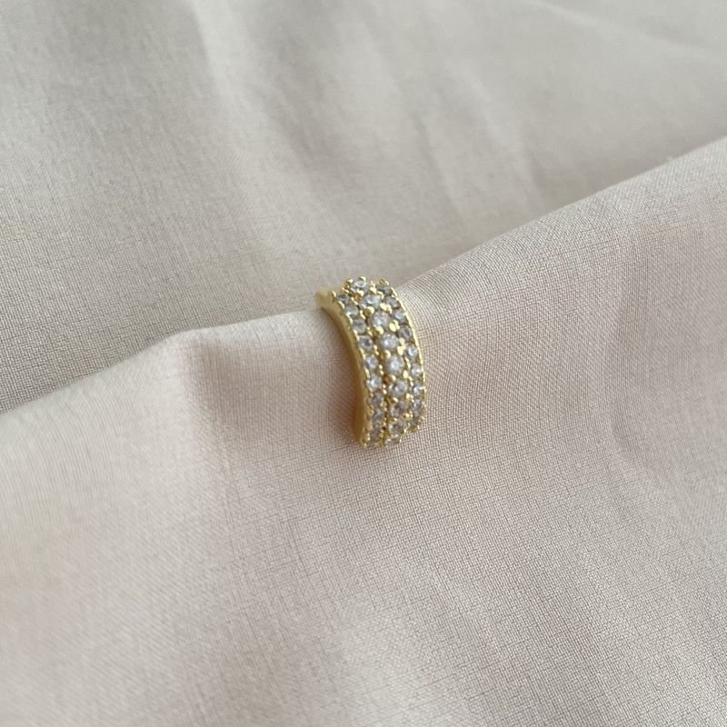 Piercing fake cravejado em zircônias brancas folheado a ouro 18k