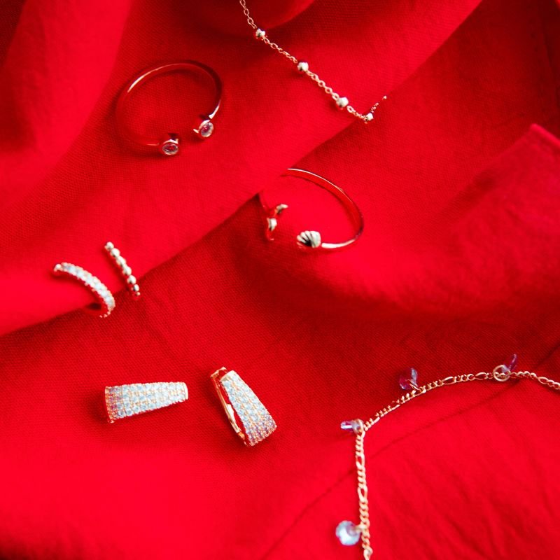 Piercing fake cravejado em zircônia folheado a ouro 18k