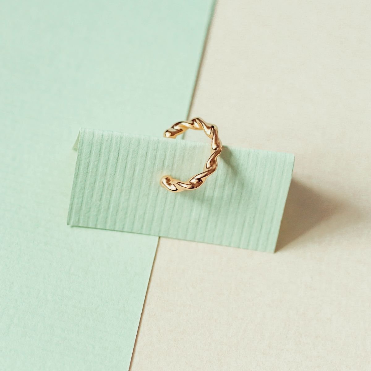 Piercing fake torcido folheado a ouro 18k
