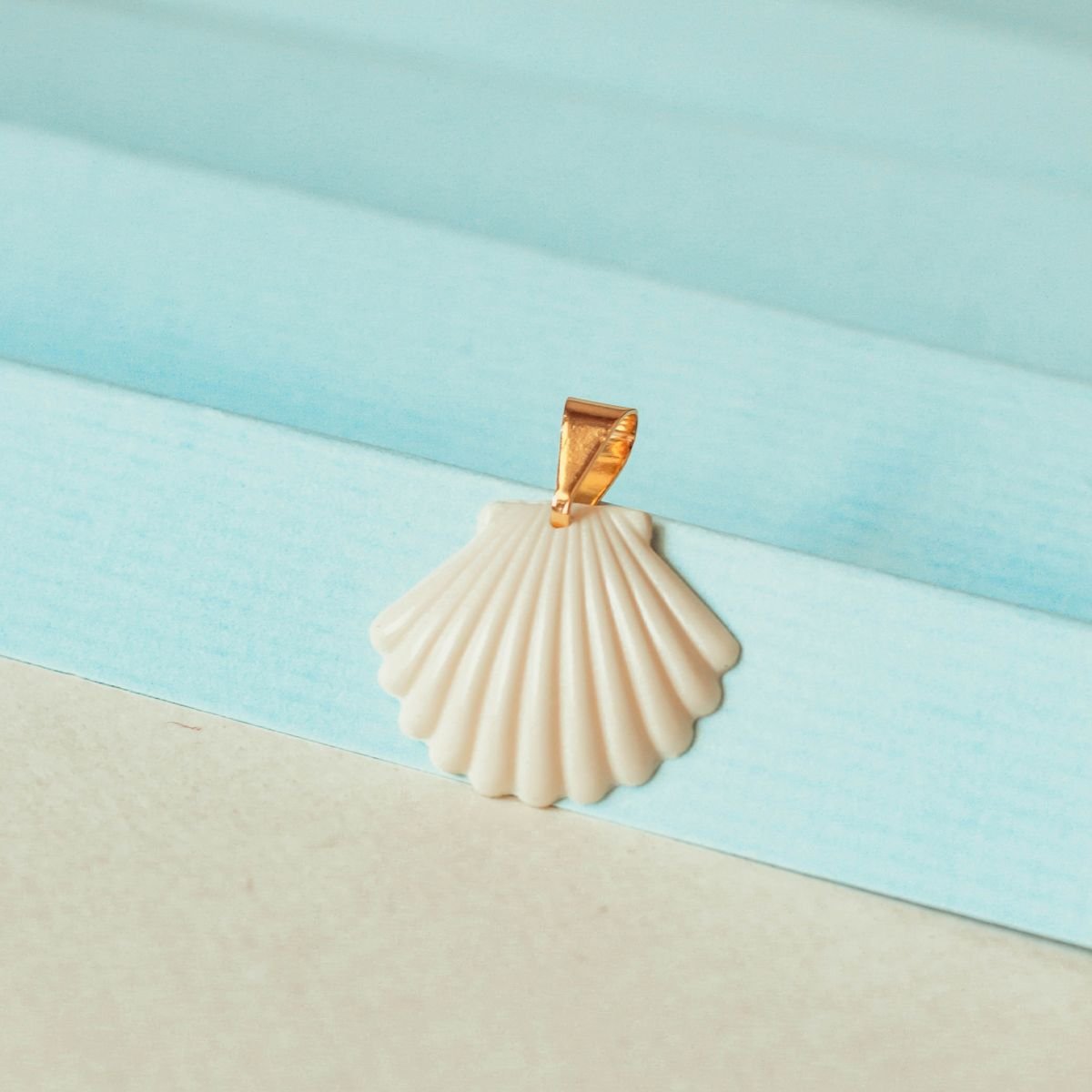 Pingente de conchinha de resina italiana folheado a ouro 18k