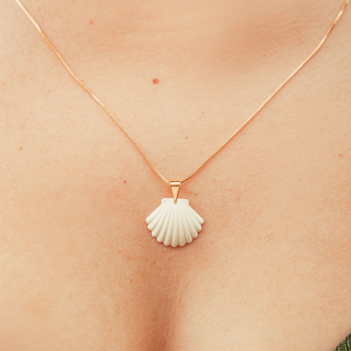 Pingente de conchinha de resina italiana folheado a ouro 18k