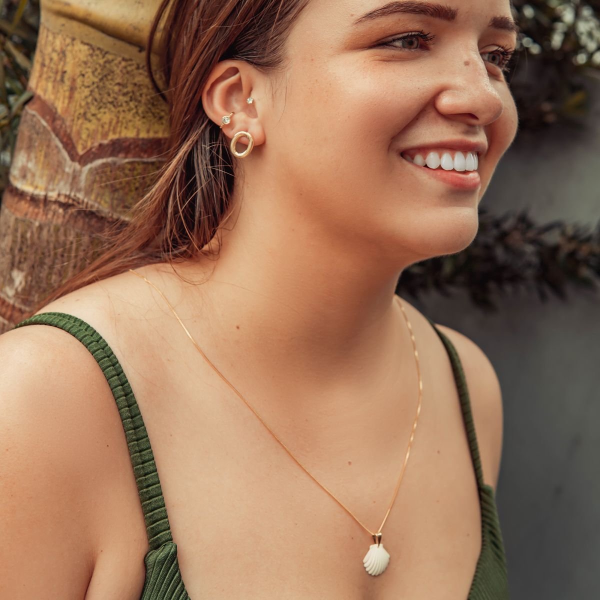 Pingente de conchinha de resina italiana folheado a ouro 18k