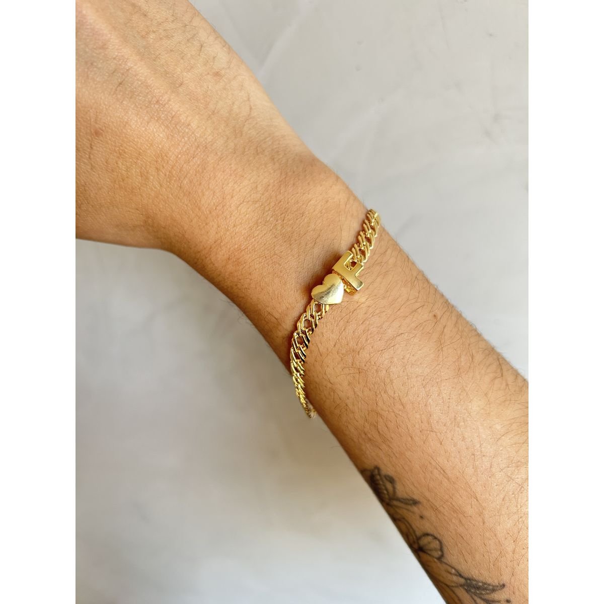 Pingente de letra passante folheado a ouro 18k