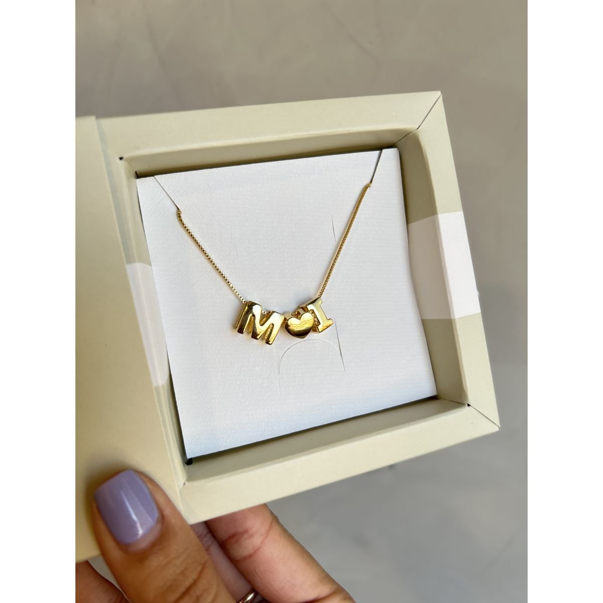Pingente de letra passante folheado a ouro 18k