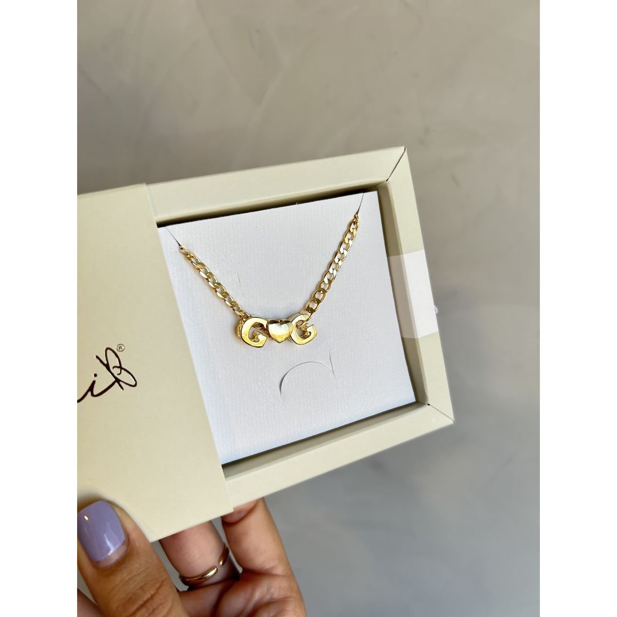 Pingente de letra passante folheado a ouro 18k