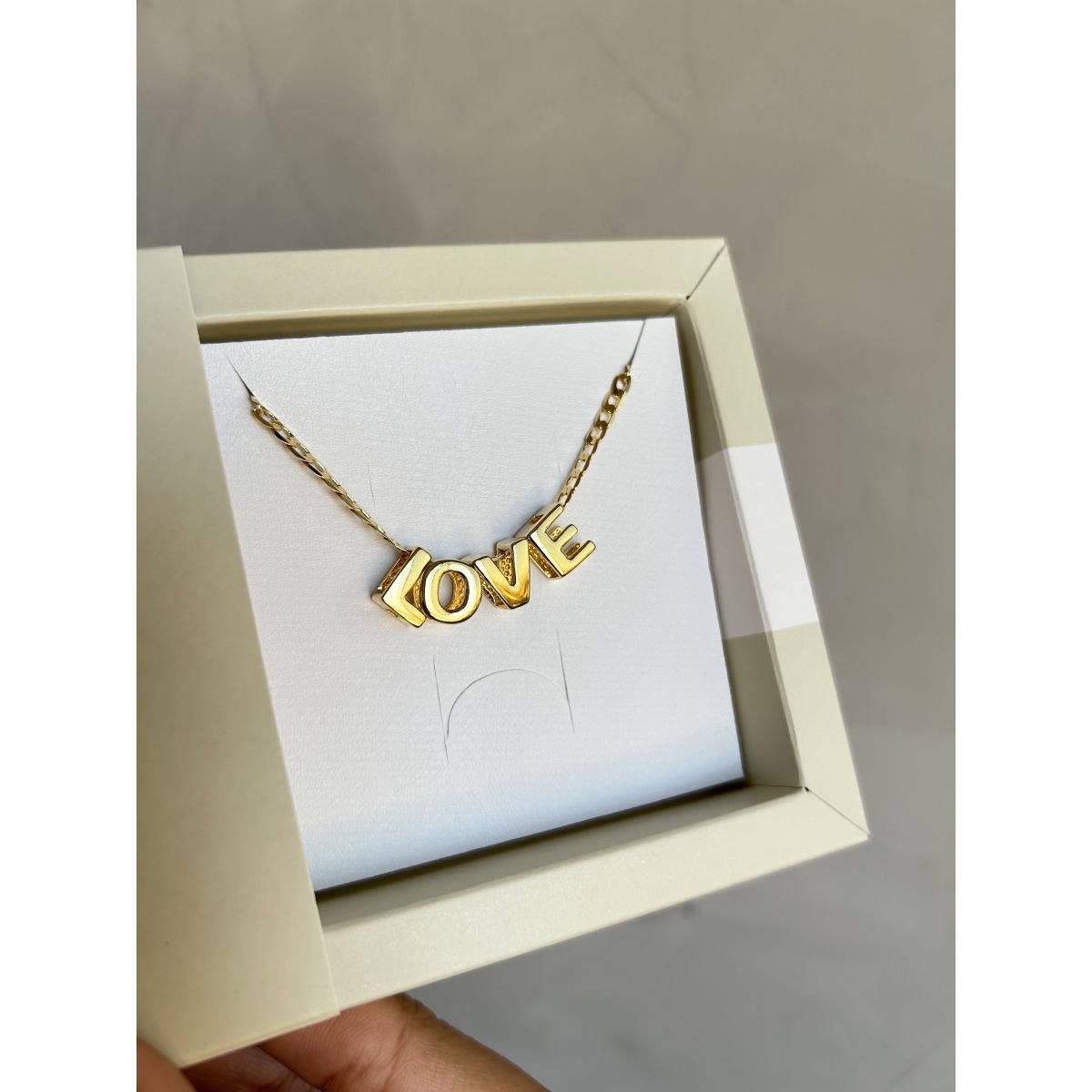 Pingente de letra passante folheado a ouro 18k