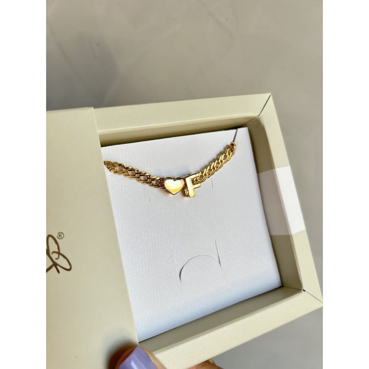 Pingente de letra passante folheado a ouro 18k