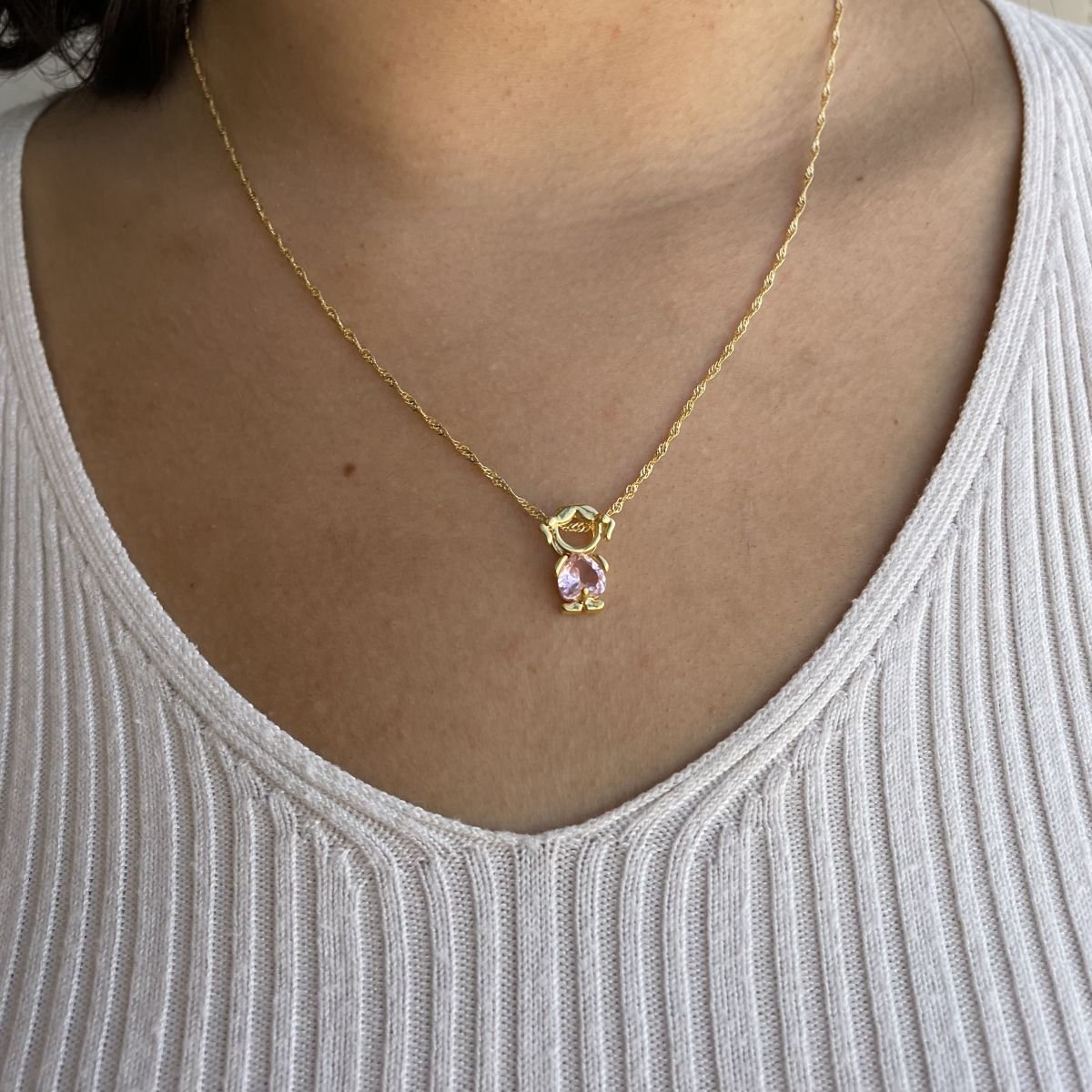 Pingente de menina com zircônia rosa folheado a ouro 18k