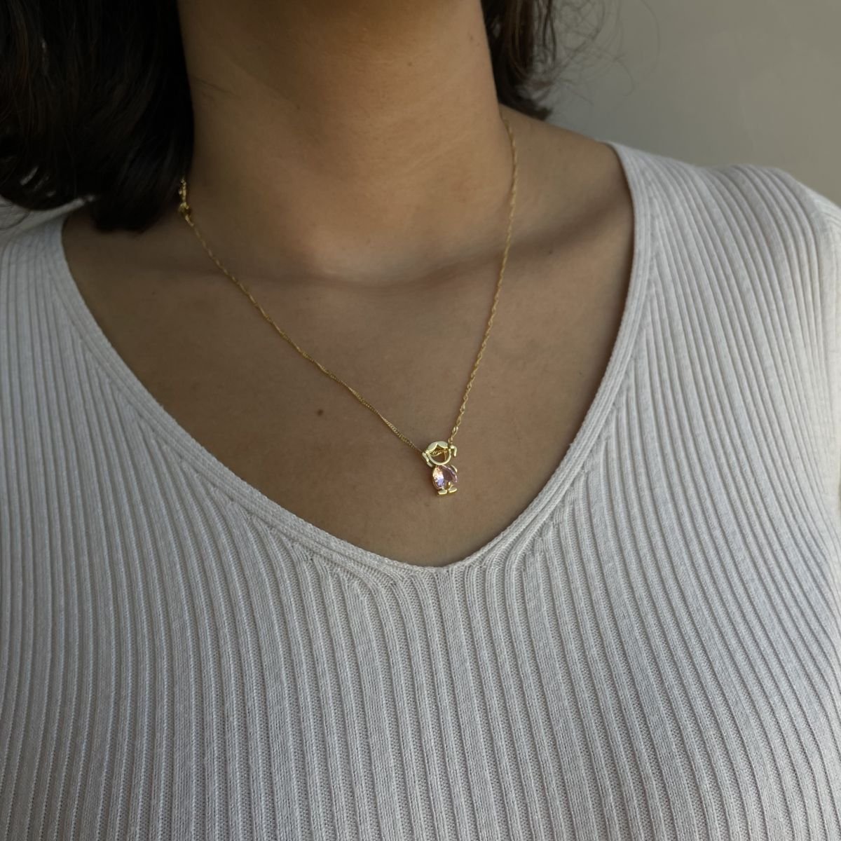 Pingente de menina com zircônia rosa folheado a ouro 18k