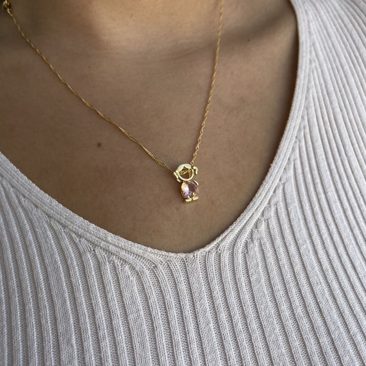 Pingente de menina com zircônia rosa folheado a ouro 18k