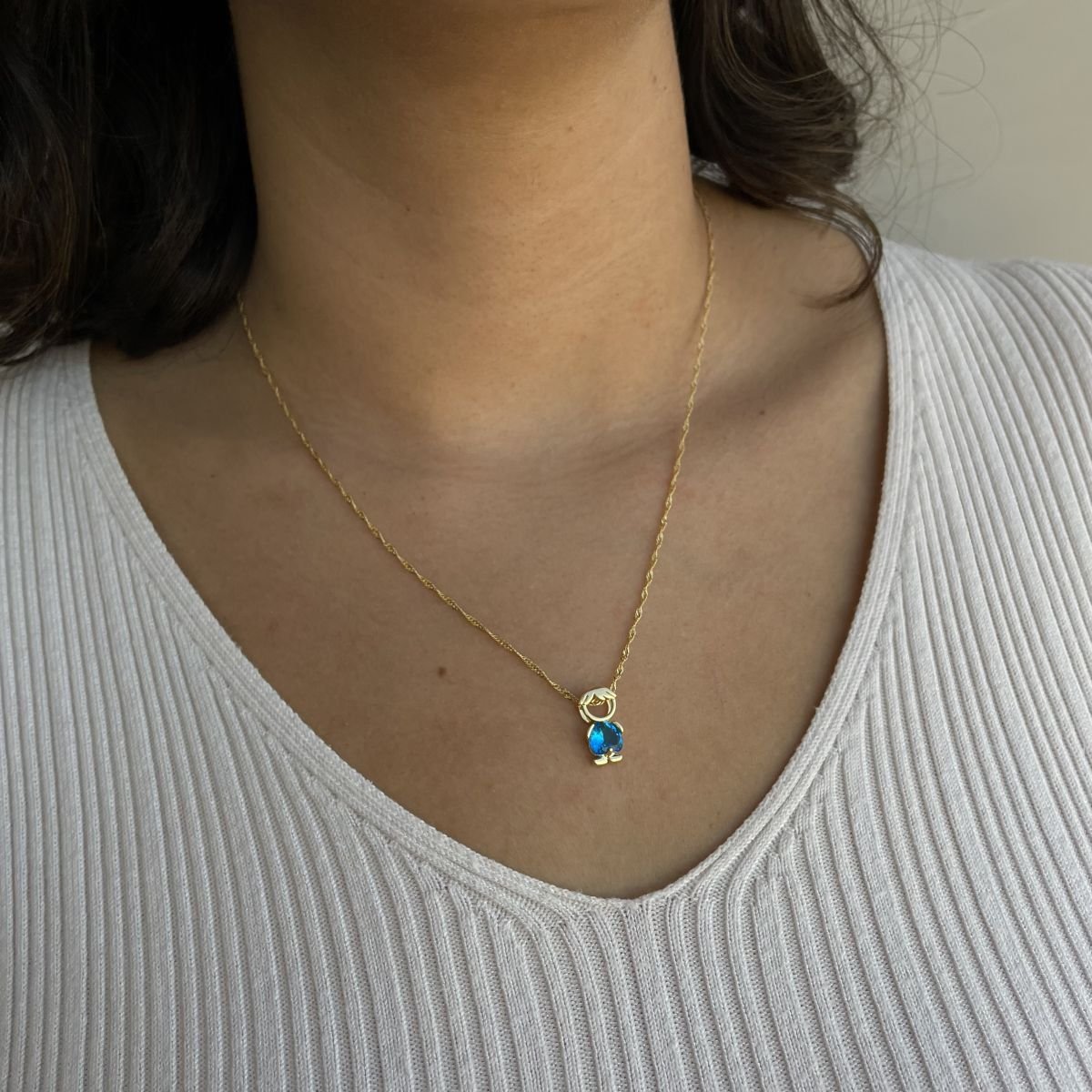 Pingente de menino com zircônia azul folheado a ouro 18k