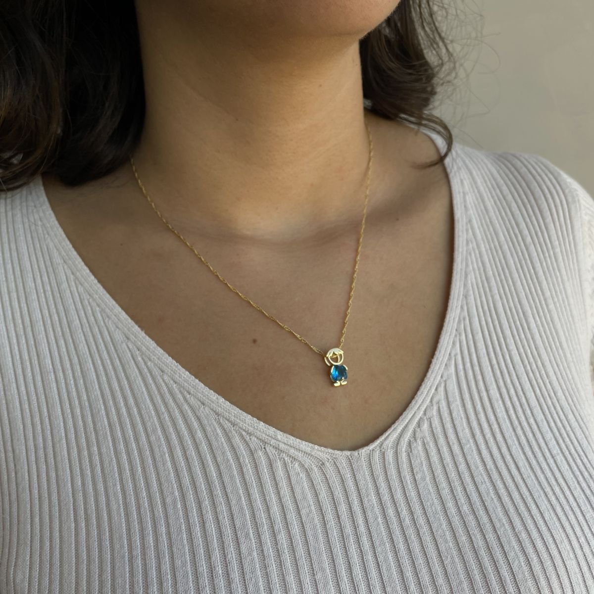 Pingente de menino com zircônia azul folheado a ouro 18k