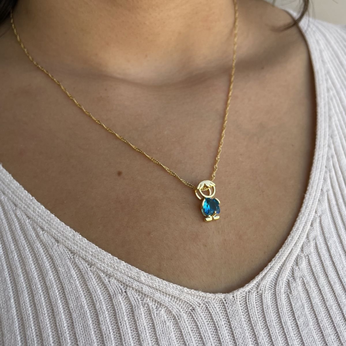 Pingente de menino com zircônia azul folheado a ouro 18k