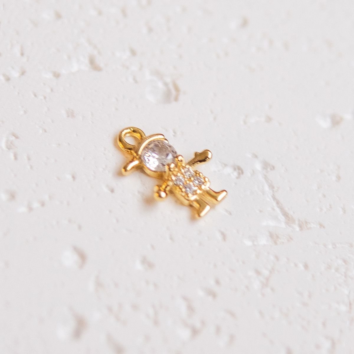 Pingente de menino cravejado em zircônia folheado a ouro 18k