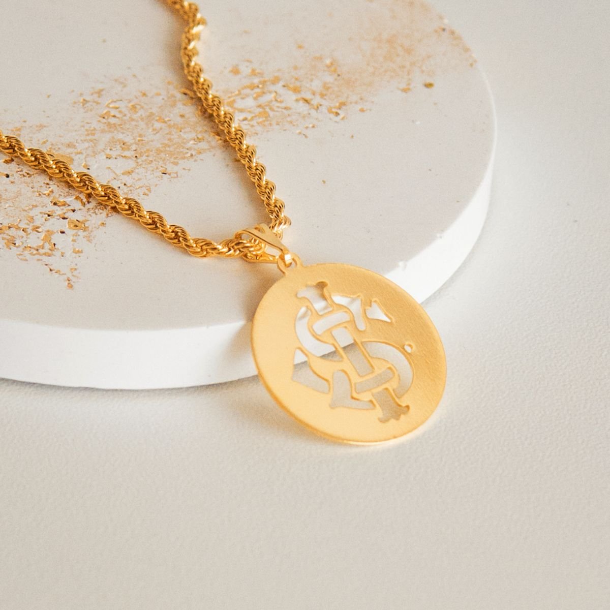 Pingente do Internacional em corte a laser folheado a ouro 18k