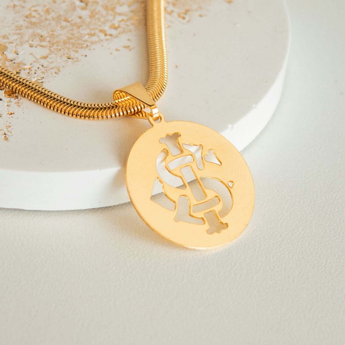 Pingente do Internacional em corte a laser folheado a ouro 18k