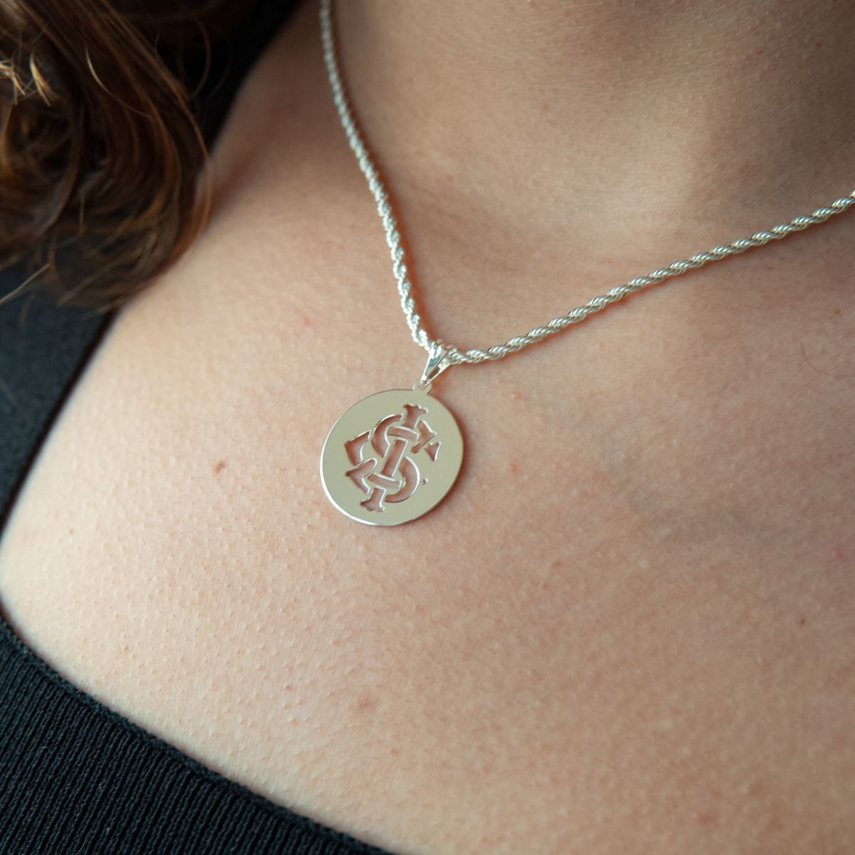 Pingente do Internacional em corte a laser folheado a prata