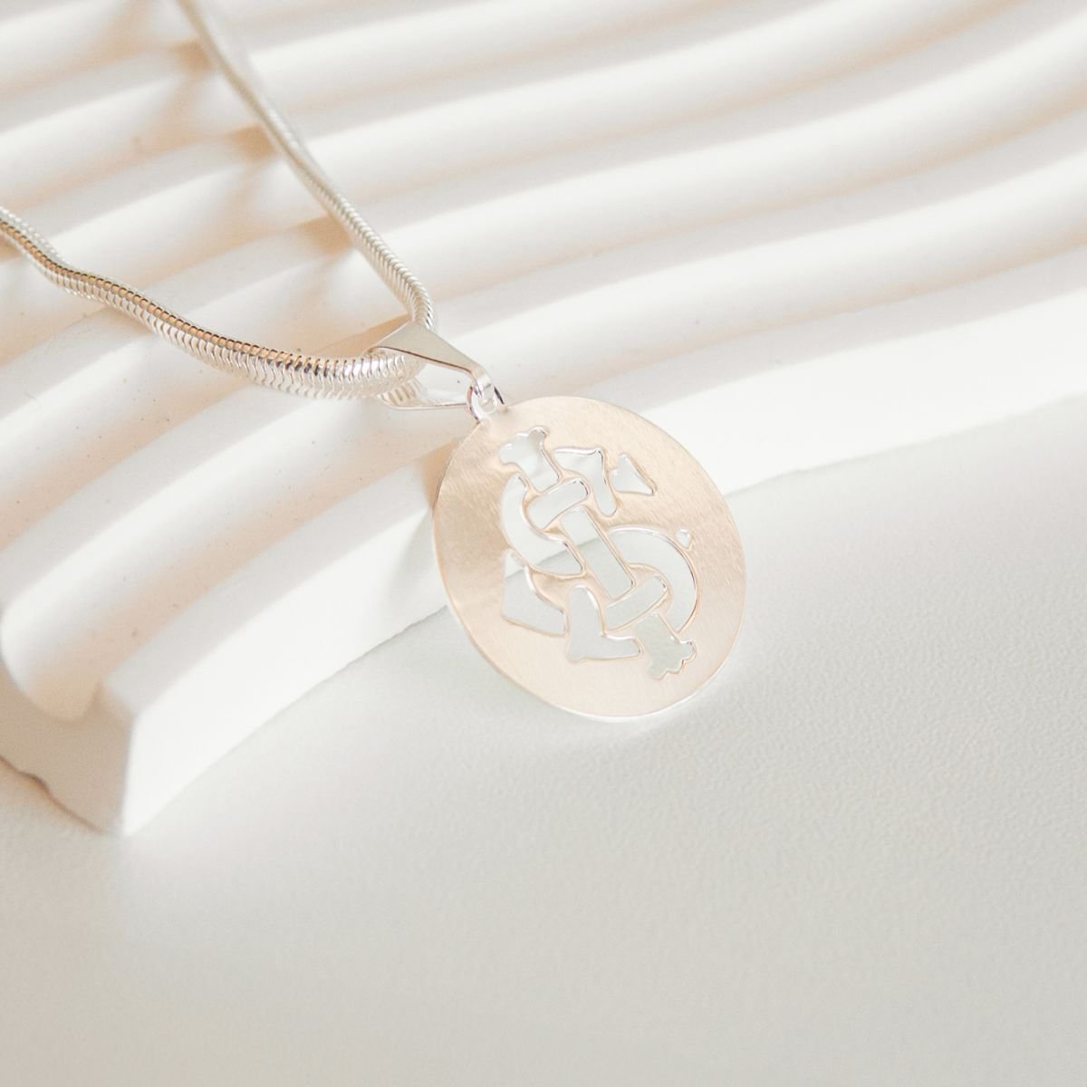 Pingente do Internacional em corte a laser folheado a prata