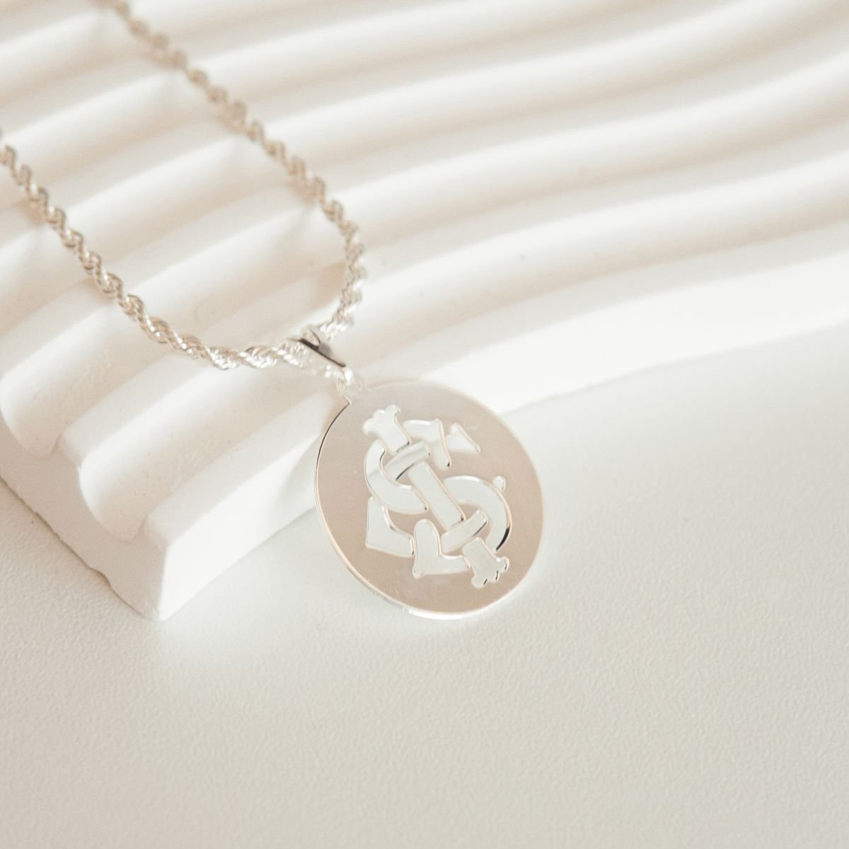 Pingente do Internacional em corte a laser folheado a prata