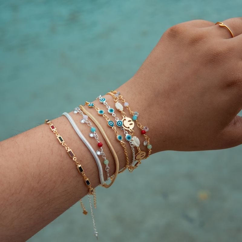 Pulseira com mini olhos gregos folheada a prata