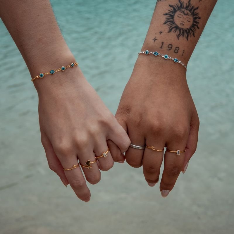 Pulseira com mini olhos gregos folheada a prata
