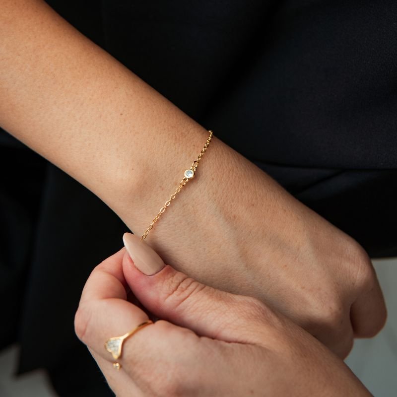 Pulseira com ponto de luz central folheada a ouro 18k