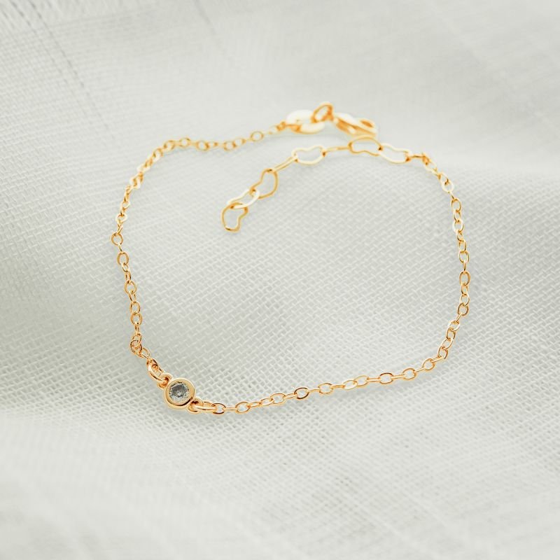 Pulseira com ponto de luz central folheada a ouro 18k
