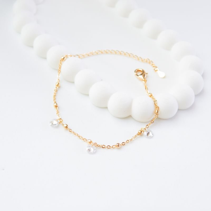 Pulseira com pontos de luz e esferas folheada a ouro 18k