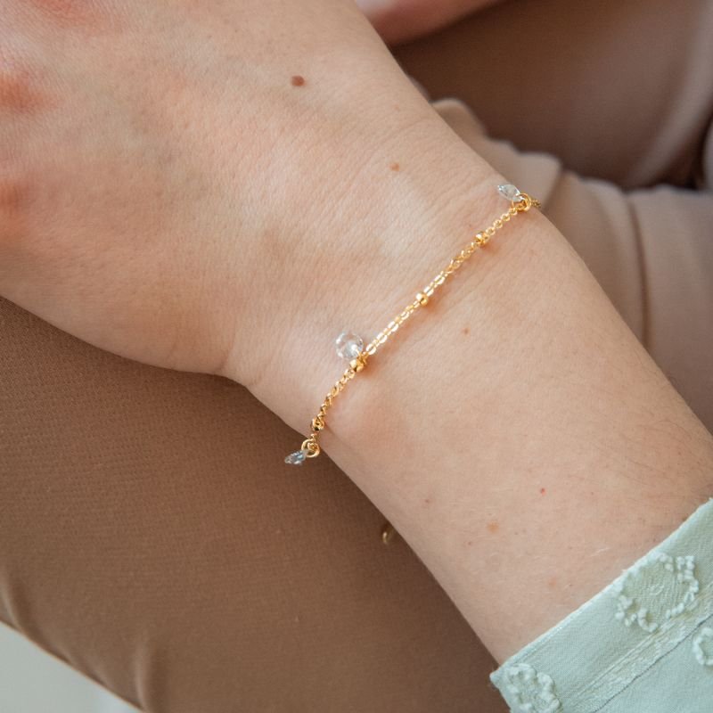 Pulseira com pontos de luz e esferas folheada a ouro 18k