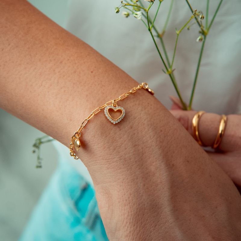 Pulseira corações com coração vazado cravejado folheado a ouro 18k