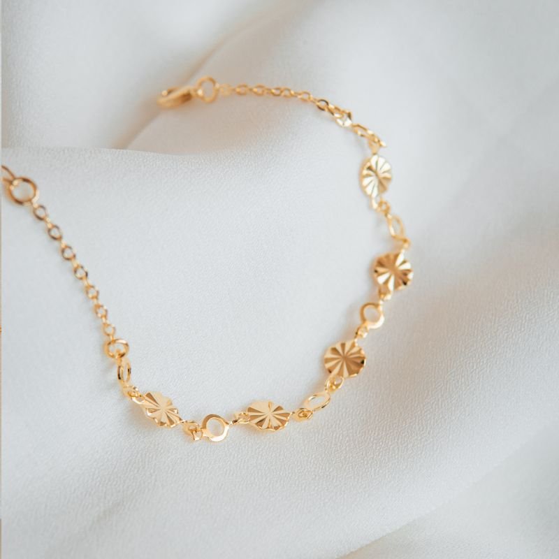 Pulseira de círculos raiados e vazados folheada a ouro 18k
