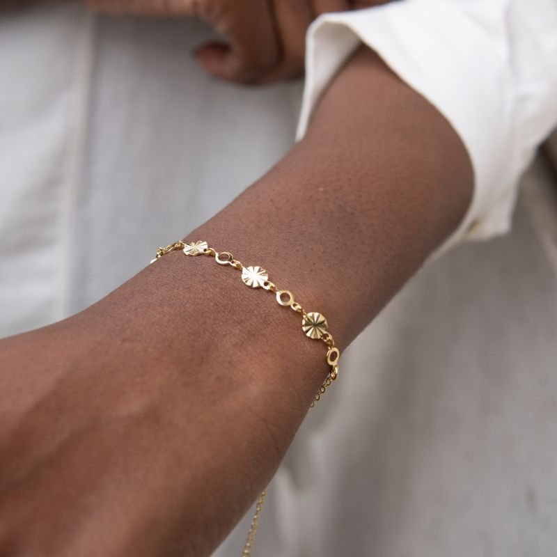 Pulseira de círculos raiados e vazados folheada a ouro 18k