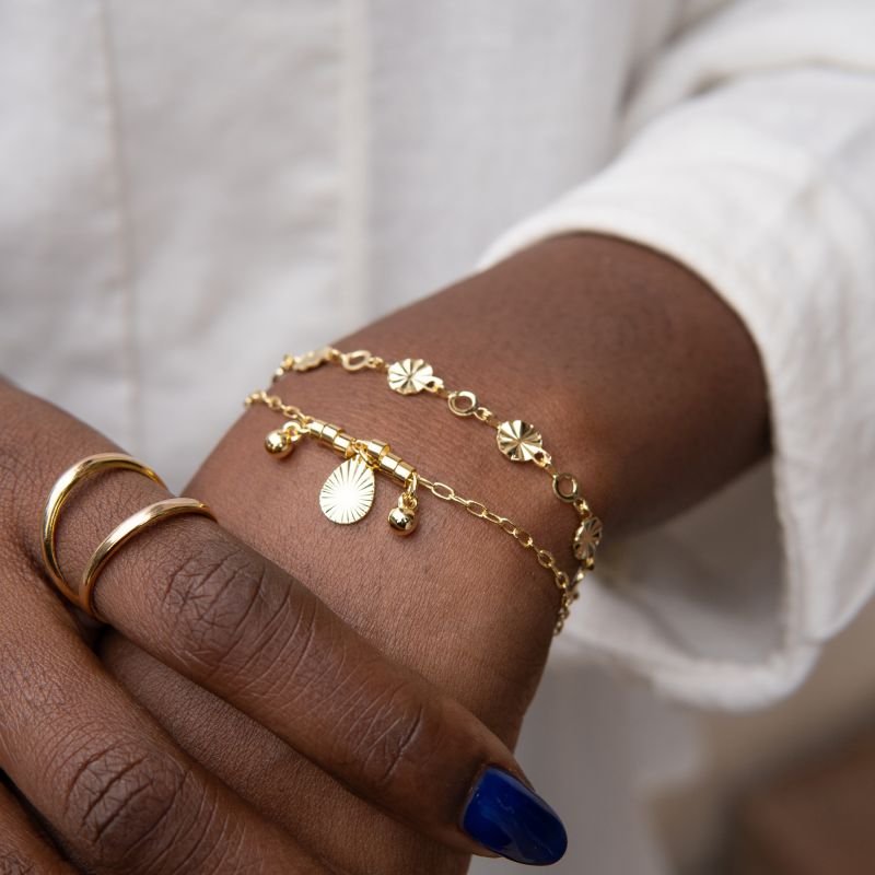 Pulseira de círculos raiados e vazados folheada a ouro 18k