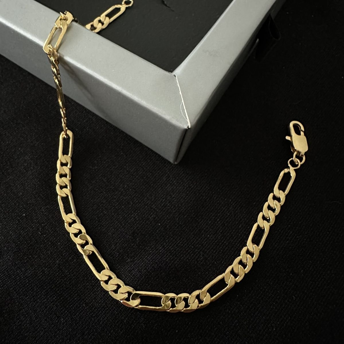 Pulseira de elos fígaro 4mm folheada a ouro 18k