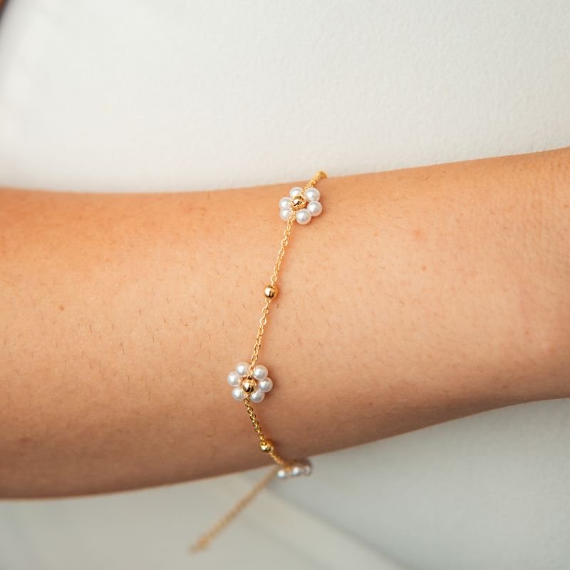 Pulseira de flores em pérolas e esferas folheada a ouro 18k