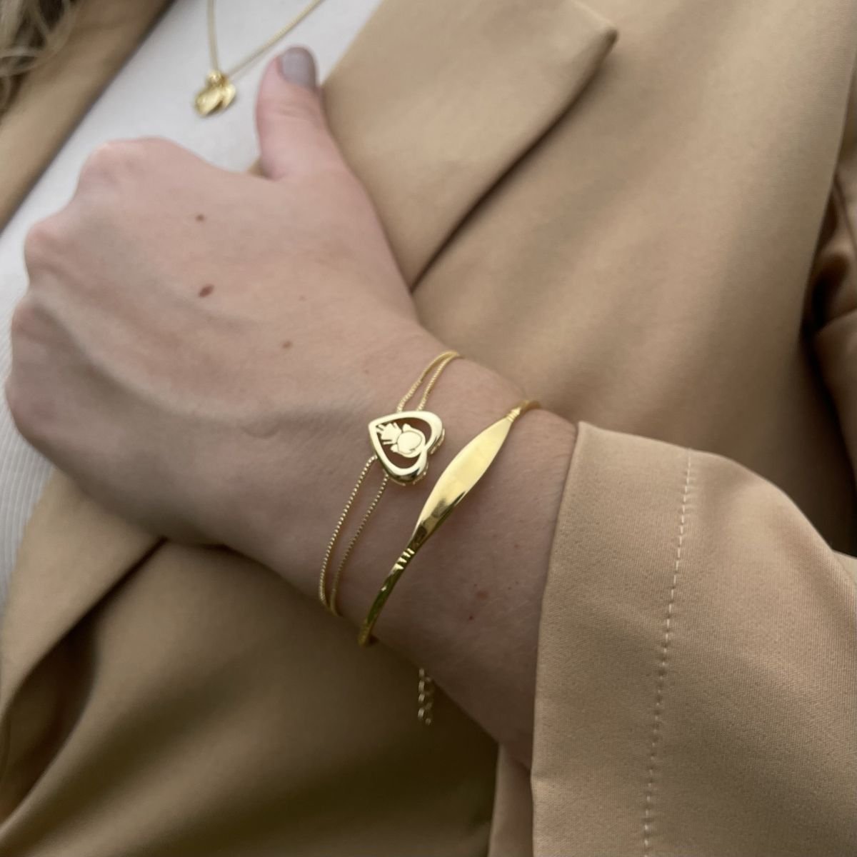 Pulseira de menina com coração vazado e corrente em fio duplo folheado a ouro 18k