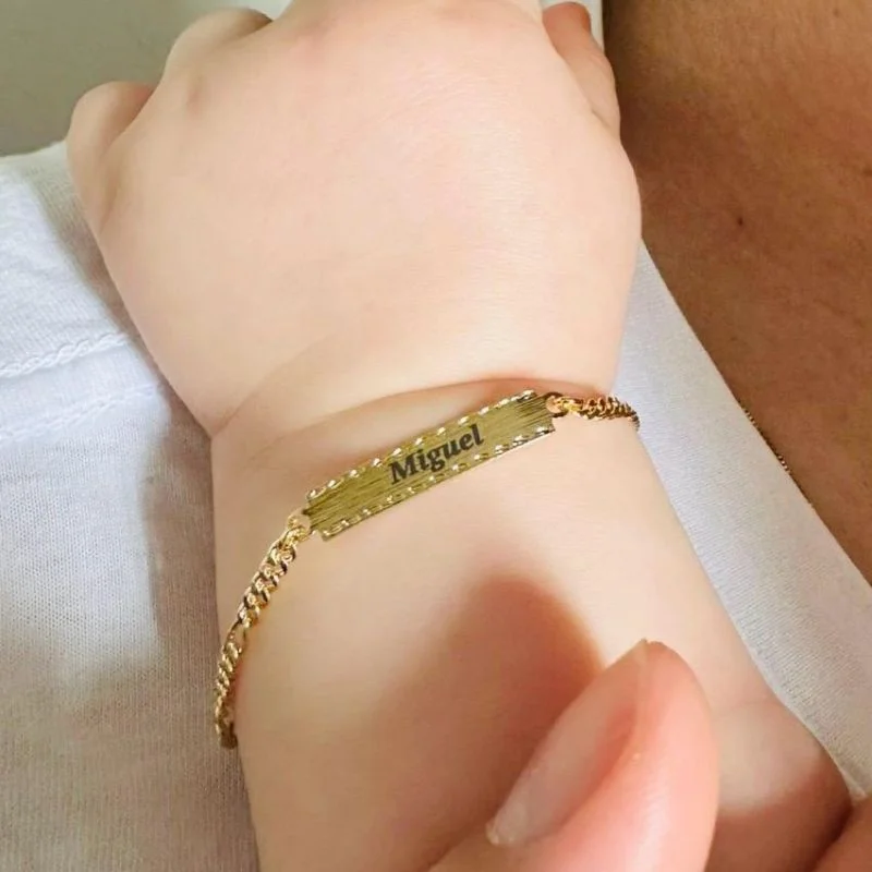 Pulseira de nome infantil a laser folheada a ouro 18k - 3 dias úteis para envio