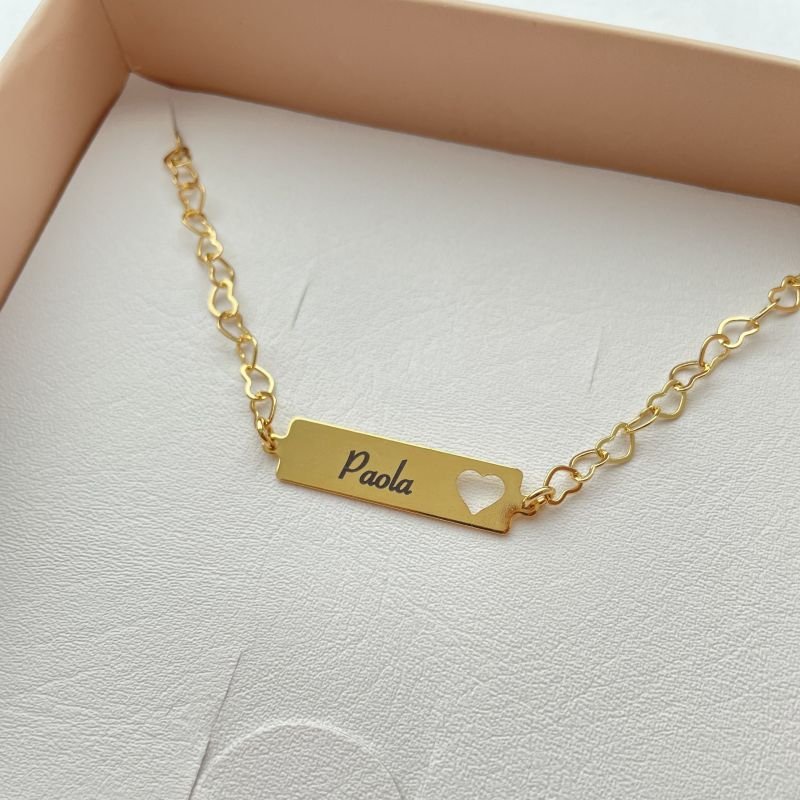 Pulseira de nome infantil com coração vazado e gravação a laser folheada a ouro 18k - 2 dias úteis para envio