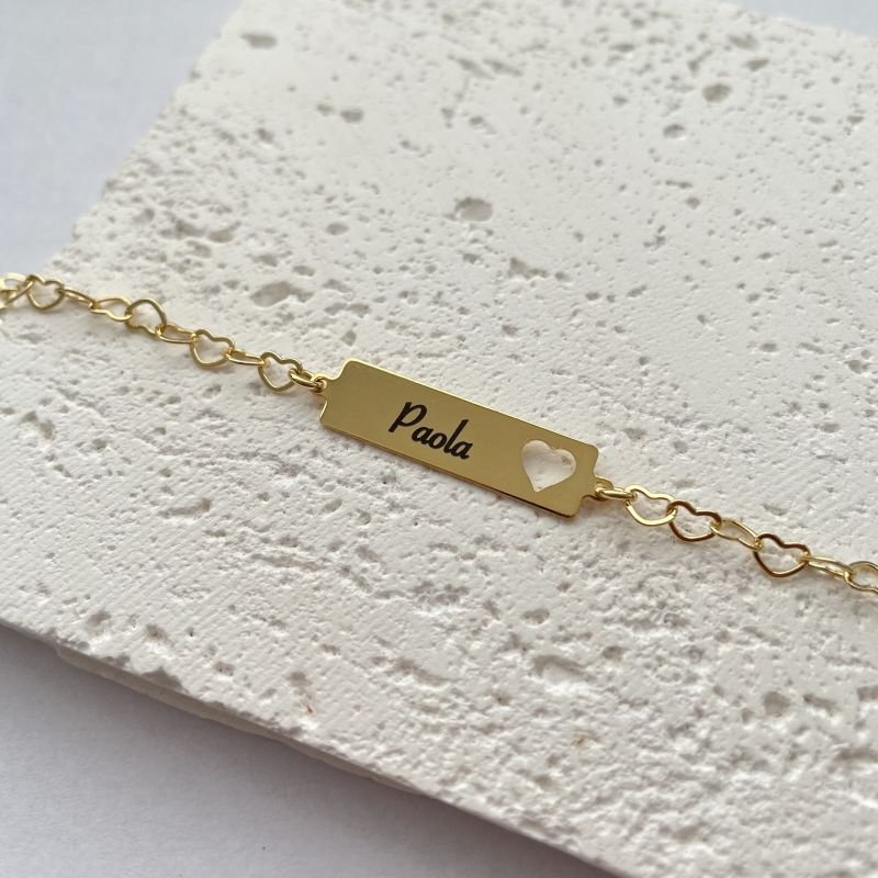 Pulseira de nome infantil com coração vazado e gravação a laser folheada a ouro 18k - 2 dias úteis para envio