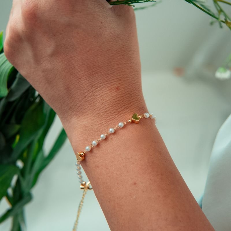 Pulseira de pérolas com coração e esferas folheada a ouro 18k