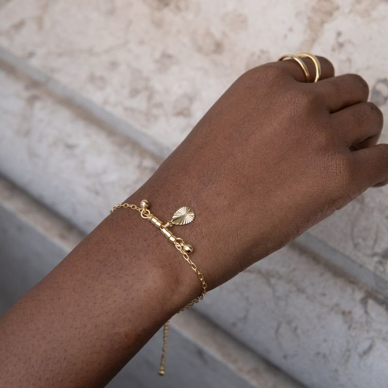 Pulseira gota raiada com esferas folheada a ouro 18k